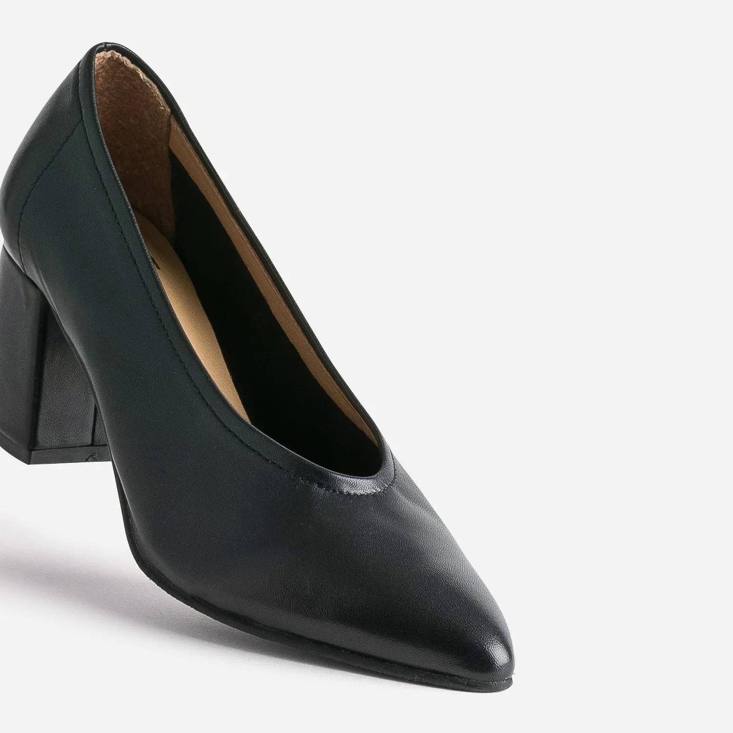 Escarpin noir en cuir à décolleté couvrant - Escarpins Femme | ERAM