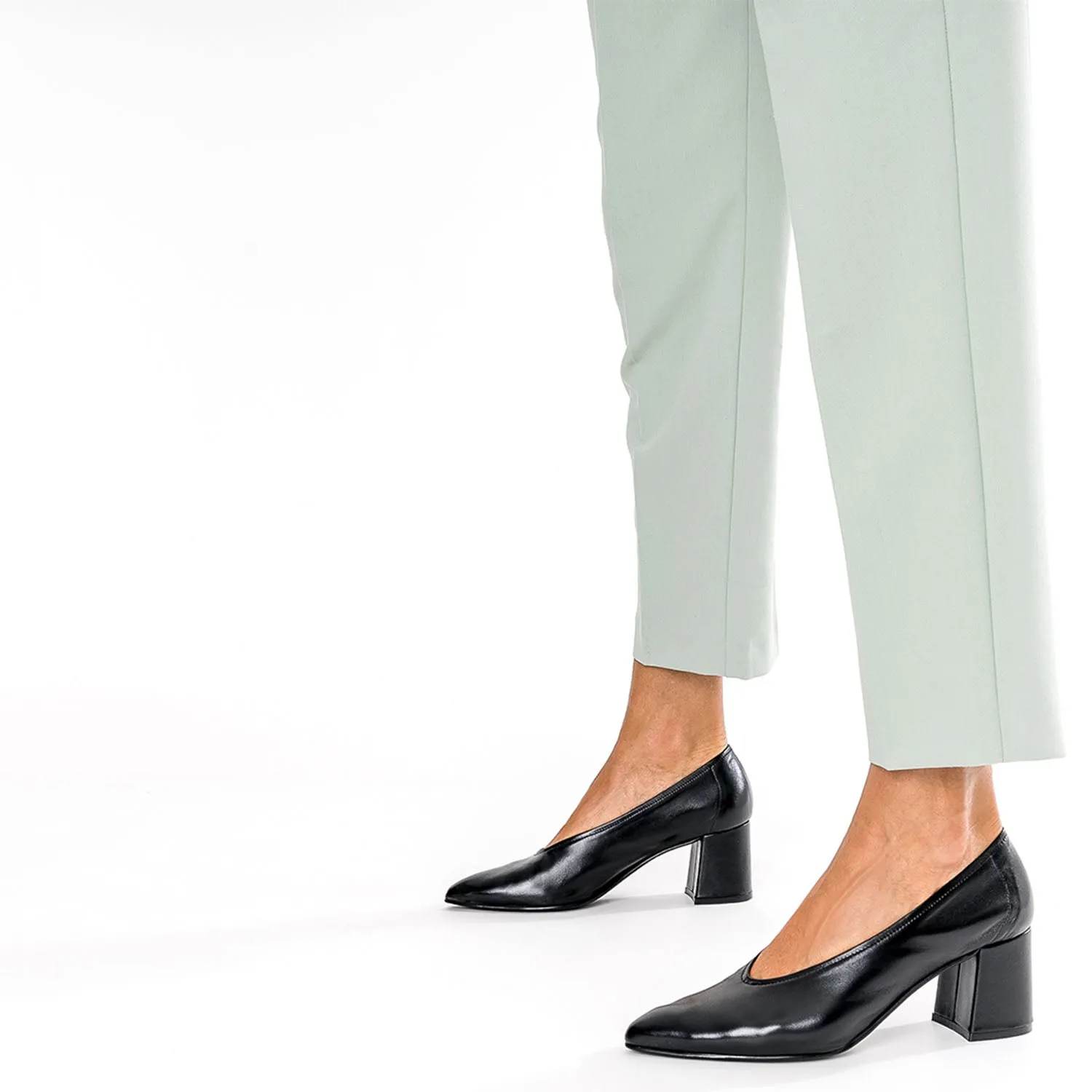 Escarpin noir en cuir à décolleté couvrant - Escarpins Femme | ERAM